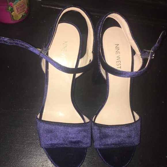 Navy Velvet Nine West Pumps 70’s Style - Picture 3 of 4